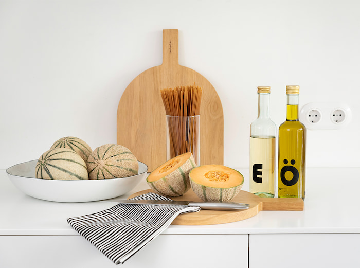 Essig, �l, Porzellanschale und Melonen in einer K�che