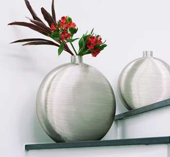Lambert Vase Botero in silver mit einer roten Blume
