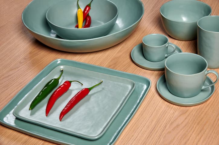 Tafelgeschirr in grün mit Chilis auf dem Teller